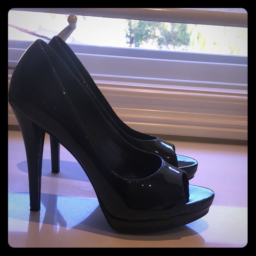 Vera Wang Lavendar Peep-Toe pumps(size 6.5)